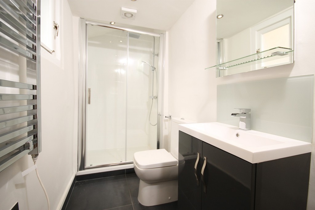 Pros and Cons of Sliding Shower Doors in Houston Apple Glass